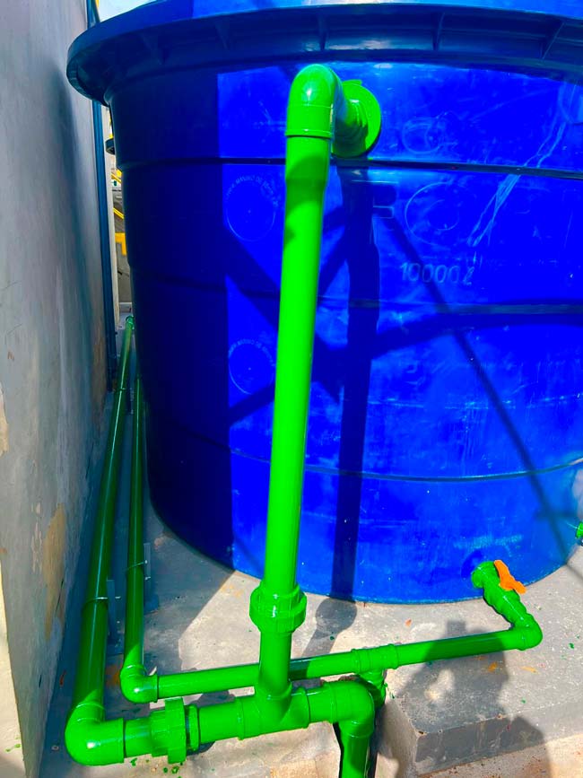 Caixa d’água em destaque.