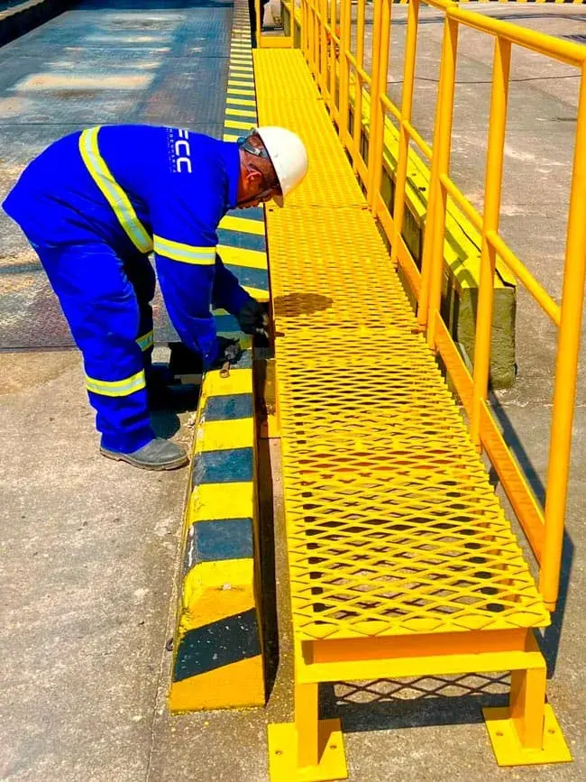 Montagem industrial em andamento.