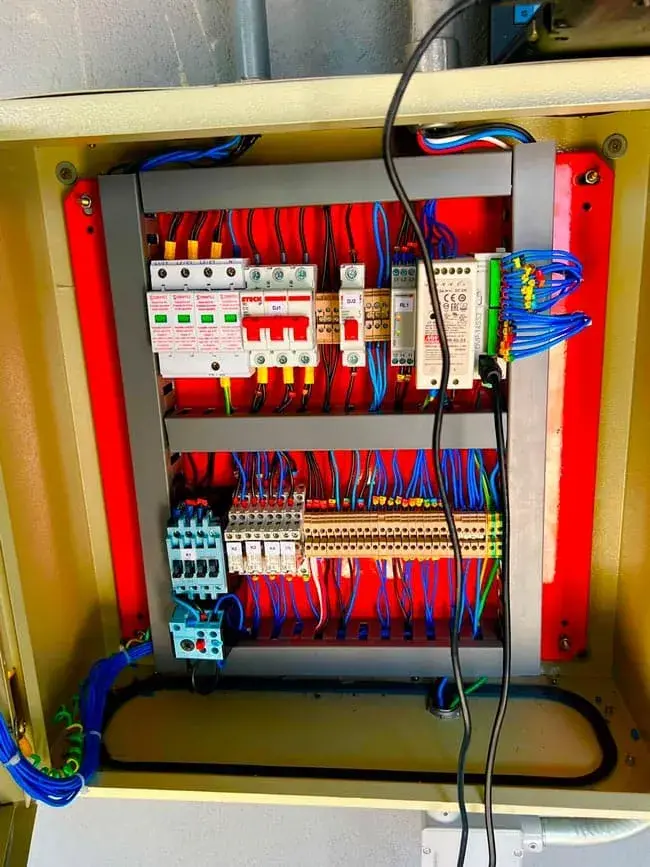 Quadro elétrico em instalação.