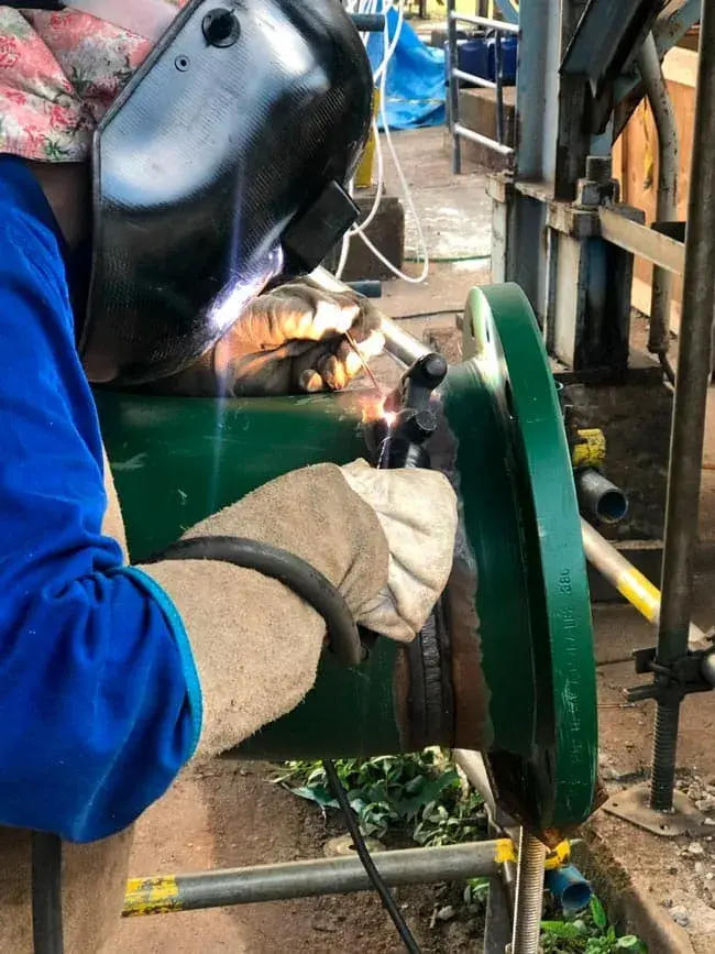 Processo de soldagem em curso.