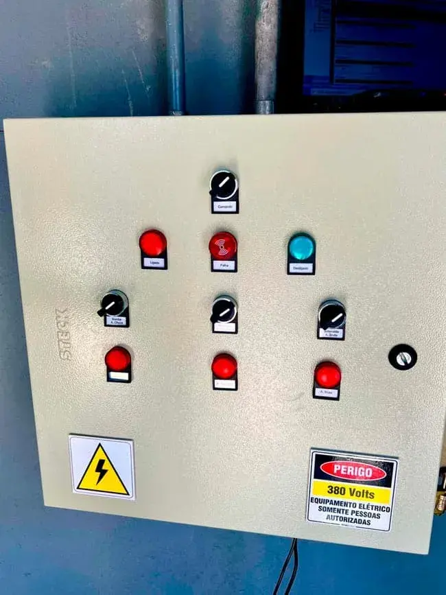 Detalhe da porta de quadro elétrico.