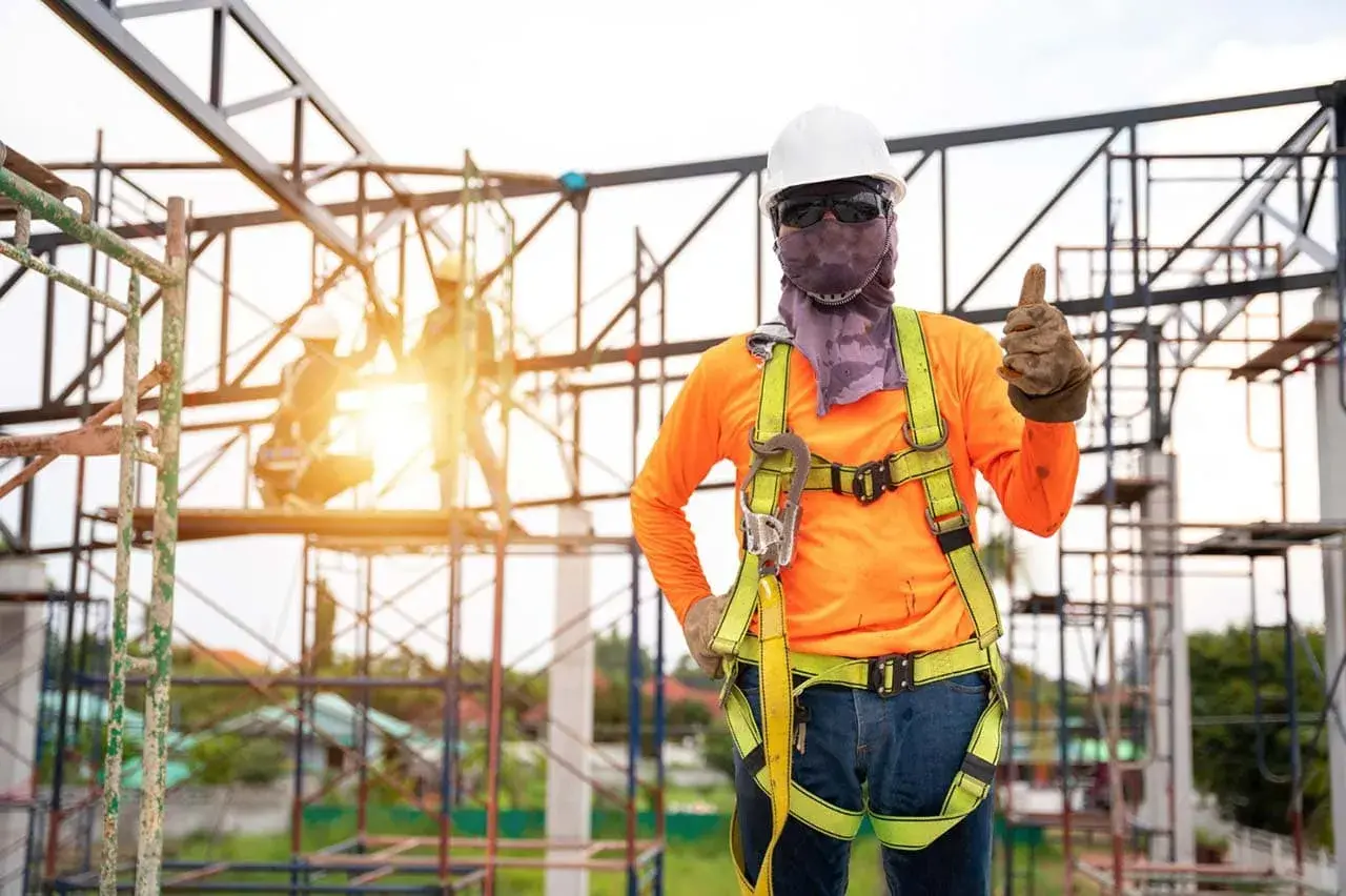 Foto: Montagem de Andaime Tipo Roll em Canteiro de Obras