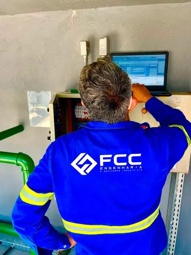 Engenheiro desenvolvendo projetos executivos em software especializado.